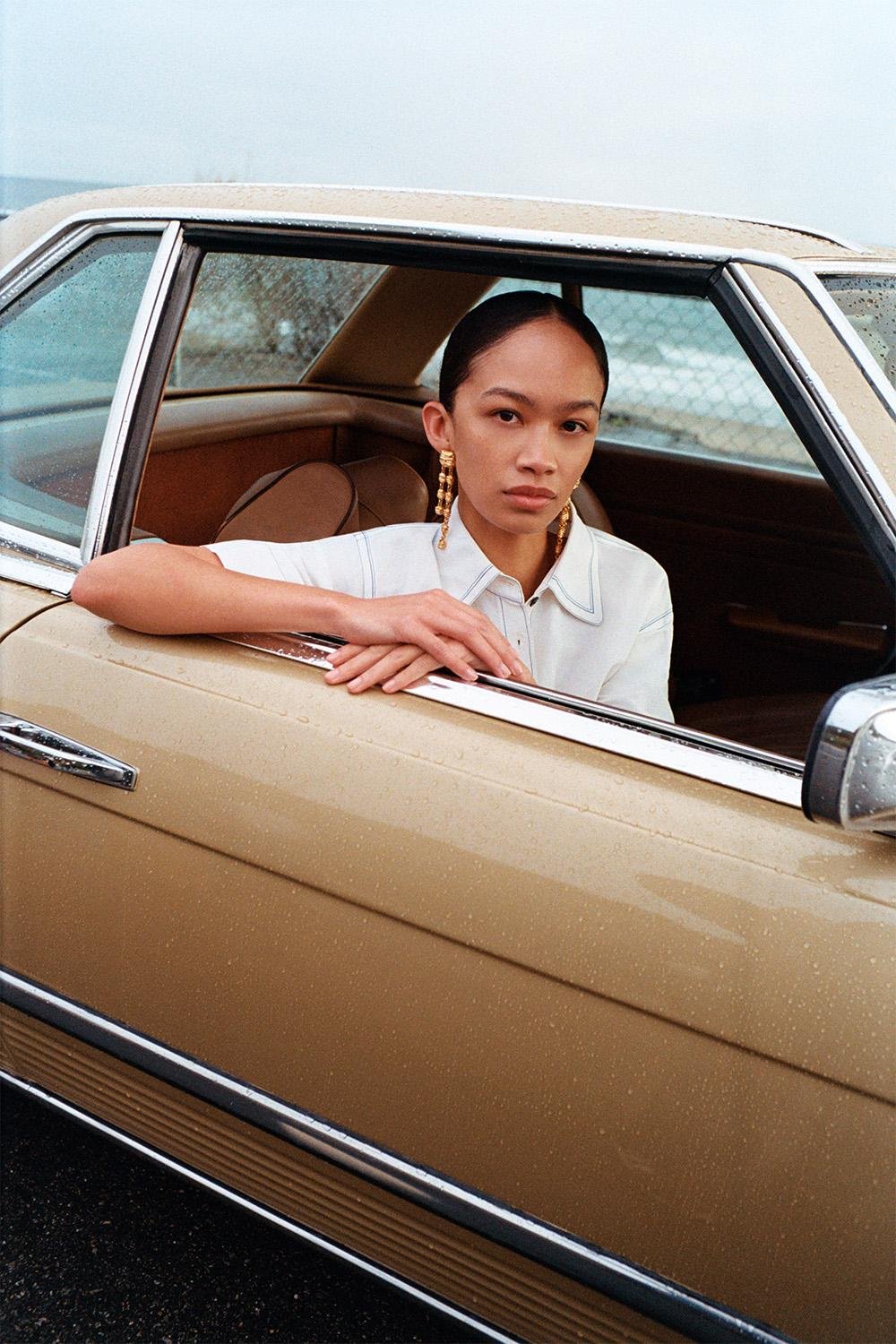 Pedro Machado styling — retrato editorial, janela do carro